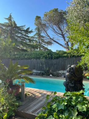 Maison 3 chambres avec piscine dans un jardin luxuriant